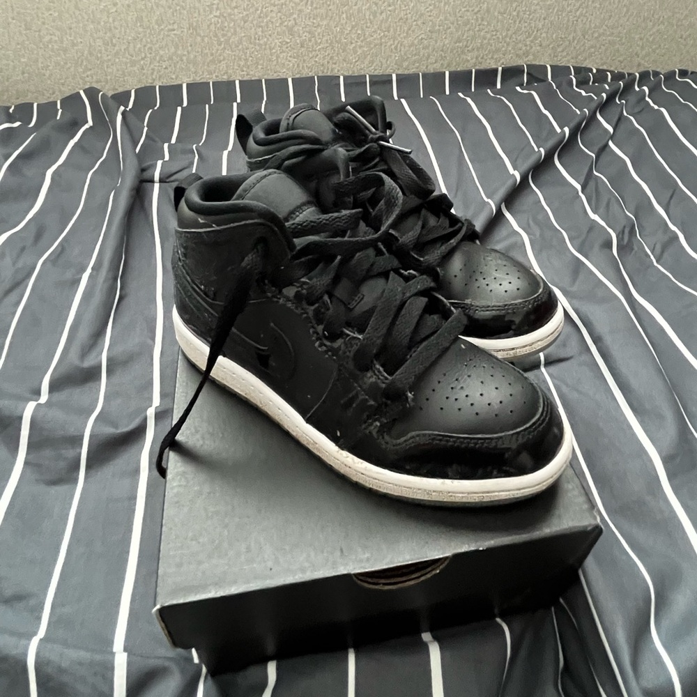 Authentic Jordan 1 Mid SE